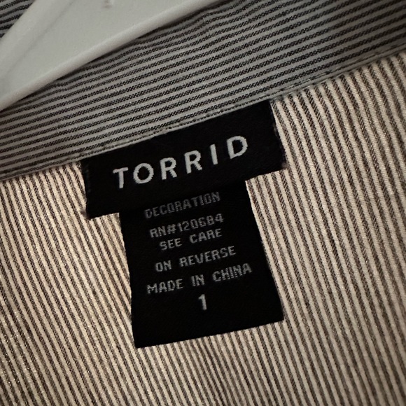 Torrid size 1 button up top - Picture 2 of 4